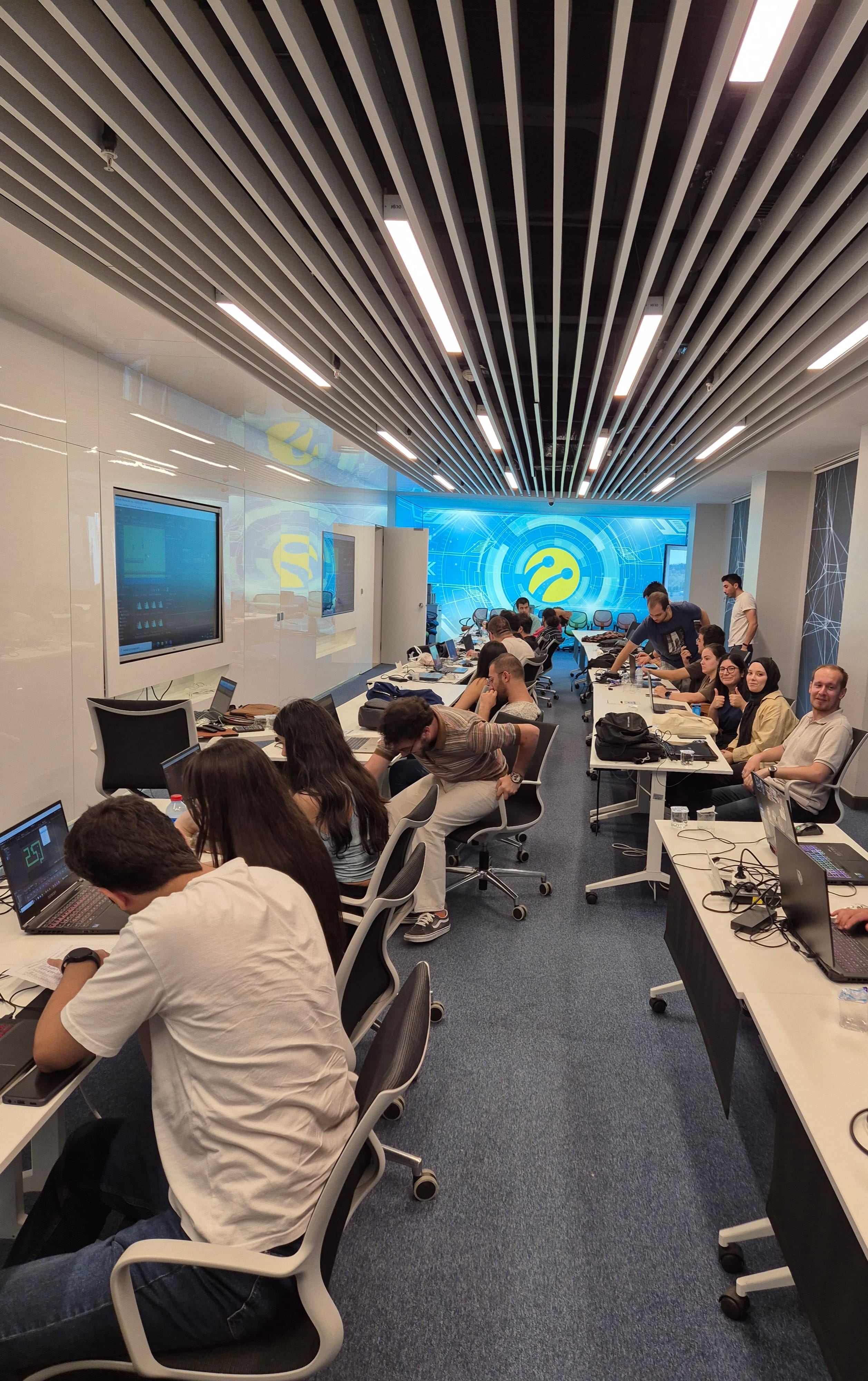 BTK Akademi sınıfında bilgisayarlarının başındaki katılımcılar